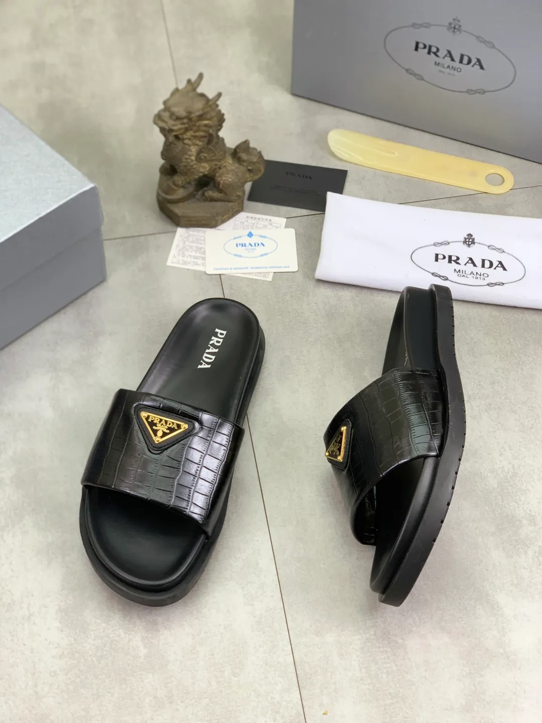 Men's shoes 💰P320💰【New style】🎁🎁🎁 PRADA Prada's new casual slippers, original official website, perfect workmanship, conveying a kind of noble luxury, sublimating its definition of luxury in Prada's high-end extraordinary craftsmanship. Original combination outsole, code number: 38-44 (45 customized) Multiple colors 🉑️ to choose from